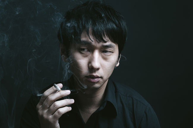 男性　写真　暗い